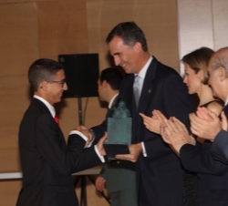 Su Majestad el Rey Don Felipe hace entrega del premio Social a Mohamed El Amrani